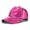 Gros plan sur la casquette de baseball rose holographique au fini cuir brillant - Réglable / Rose rouge