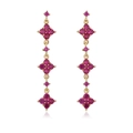 Dettaglio di orecchini geometrici lunghi dorati con pietre di zircone rosso rosa vivace - Rosa Rosso