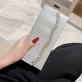 Bolso de noche plateado con textura plisada y ribete de strass ondulado en la solapa - Plateado