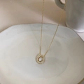 Primo piano della collana a ferro di cavallo in oro con diamanti su piatto ceramico - Ferro di cavallo