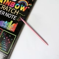 Regenbogen-Kratzpapier-Notizbuch-Set mit einem rosa Kratzstift auf weißem Grund - Rosa