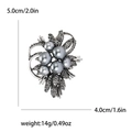 Detalle de broche de flor gris plata con perlas y strass, tamaño de unos 5cm - Negro