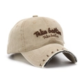Détail de casquette de baseball vintage kaki avec broderie NYC et bordure usée - Taille unique / Kaki