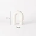 Moderne weiße matte Keramik-Skulptur in U-Form, 19,5cm Höhe nordische Wohndekoration - Matte Blasen-Dekoration F-1525