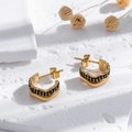 Pendientes en C dorados con bordes ondulados y doble fila de circonitas negras microengastadas - Onda de Oro Circonita Negra (ER-680)