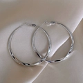 Elegante große silberne gedrehte Creolen präsentiert auf champagnerfarbenem Seidenstoff - 1# Silber-5cm