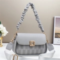 Borsa a tracolla grigia in pelle con manico plissettato e fibbia dorata lucida - Grigio