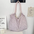 Détail d'un sac cabas floral violet clair avec poignée en corde tressée sur un mur blanc - Mousseline Floral Violet