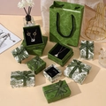 Dettaglio di scatole regalo vintage verdi a fiori con sacchetti di carta abbinati - 5*5*3cm / Bianco Smalto Con Fiocco
