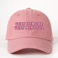 Rosa Baseballkappe mit Very Demure Very Mindful Bestickung und Verstellriemen - Dunkelrosa