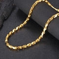 Collier hip-hop minimaliste en acier titane doré sur fond noir mat professionnel - Or
