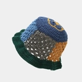 Détail d'un chapeau cloche au crochet fait main avec motifs ajourés et mailles colorées - M (56-58cm) / Bleu + Bord Vert