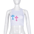 Dettaglio del crop top bianco a coste con ricami a croce rosa e blu sul petto - Croce Blu E Rosa / S