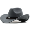 Détail du chapeau de cowboy en feutre gris avec crâne de taureau argenté et bande en cuir - Gris clair