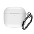 Gedetailleerd overzicht van witte siliconen AirPods 4-hoes met zwarte karabijnhaak op wit - Wit