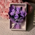 Scatola regalo con sette rose di sapone viola e nastro bianco in confezione elegante - 7 Rose Viola Chiaro (3076-4)