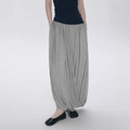 Vista detallada del suave tejido de punto gris y la silueta plisada holgada del pantalón-falda - S / Gris Mezcla