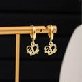 Detailansicht goldener herzförmiger Ohrhänger mit Love-Schriftzug und Kristallakzenten - LOVE