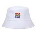 Detail eines weißen Fischerhuts aus Baumwolle mit Regenbogen-LOVE-Stickerei - Verstellbar / Weiß