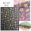 Details goldener Kirschblüten-Nagelaufkleber mit geprägten Blumenmustern und Texturen - Gold