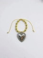Détail d'un bracelet en perles gothique rétro avec un grand pendentif en cœur argent. - Grand Cœur d'Argent Gothique (C)