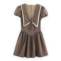 Braunes Karo-Kleid mit weißem Spitzenkragen, Schleife und Puffärmeln auf weißem Hintergrund - XS / Braunes Karo