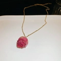 Detail der getrockneten rosa Rosenkette mit goldener Perlenkette und Kunstharz-Finish - 4# Violette Rosenknospen-Halskette