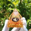 Pyramide en cristal d'orgonite avec sphère de quartz rose et motif de papillon doré - Style 60