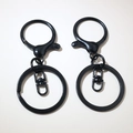 Pair of matte black swivel snap hooks with 30mm split key rings made of metal - Black (Painted)