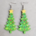 Vista dettagliata di orecchini a forma di albero di Natale verde con decori e stelle - Albero di Natale