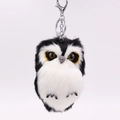 Dettaglio di un portachiavi a forma di gufo di peluche bianco e nero con grandi occhi marroni - Larghezza 8cm * Altezza 15cm / Nero