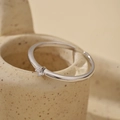 Klassischer offener Ring aus 925er Sterlingsilber mit funkelndem weißem Zirkoniastein - Größe 14 (Offen Verstellbar) / Weißgold