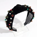 Dettaglio cerchietto in velluto nero con strass colorati e perle su supporto in acrilico - Velluto Nero
