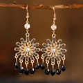 Orecchini a fiore bohémien vintage con metallo dorato, strass grigi e perle nere - Nero (A-1231)