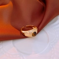 Makroaufnahme: Vintage vergoldeter Ring mit braunem Tigerauge-Stein und Zirkonia - Goldenes Oval (Künstlicher Tigerauge Stein)