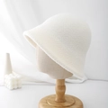 Textura detallada de sombrero de pescador de punto beige en exhibición con estilo elegante - Ajustable / Blanco