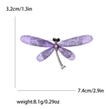 Spilla a libellula viola con cristalli rosa e base in metallo argento su sfondo bianco - Viola