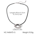 Dettaglio del ciondolo ovale in argento su collare nero con specifiche sulle dimensioni - Pendaglio ovale irregolare d'argento con catena in cordino nero (HC-N40475-S)