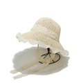 Damen Häkelstrohhut in Beige mit Spitzenbesatz und langen Bändern auf einem Ständer - M (56-58cm) / Beige