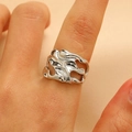Gros plan sur une bague argentée à texture de lave fondue sur le doigt d'une femme - Style Ajouré Irrégulier (M-235) / Or blanc