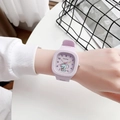 Dettaglio di un orologio viola in silicone con motivo a topo sul quadrante quadrato - Elefante Viola