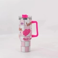 Dettaglio del bicchiere in acciaio inox da 40oz con motivo a scacchi rosa e bianco - Scacchiera Rosa e Bianca