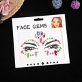 Mélange coloré de strass de visage ronds et en goutte sur emballage blanc et velours - Coloré