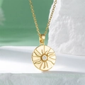 Collana con medaglione sole in oro 18k e zircone centrale su base di pietra bianca pura - 40+5cm / Oro