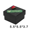 Elegante scatola regalo nera con rosa rossa ed etichetta, misura 5,5x5,5x3,7 cm - Scatola regalo rosa