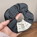 Chouchou en dentelle à carreaux gris foncé avec étiquette animaux mignons chaton et ours - Étiquette en tissu à petits carreaux / Gris