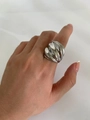 Vista dettagliata dell'anello a coste placcato oro 18K con design ondulato sulla mano - US 9 / Color Acciaio