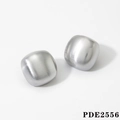Gros plan de boucles d'oreilles carrées argentées mates en métal de haute qualité - Style Carré Argent Mat (PDE2556)
