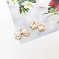 Ciondolo a fiocco in lega dorata con smalto bianco e retro in metallo testurizzato - Fiocco / 15.5x10mm
