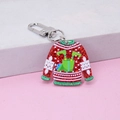 Détail d'un porte-clés pull de Noël rouge pailleté avec un fermoir en métal argenté - Pull Rouge Corps Vert